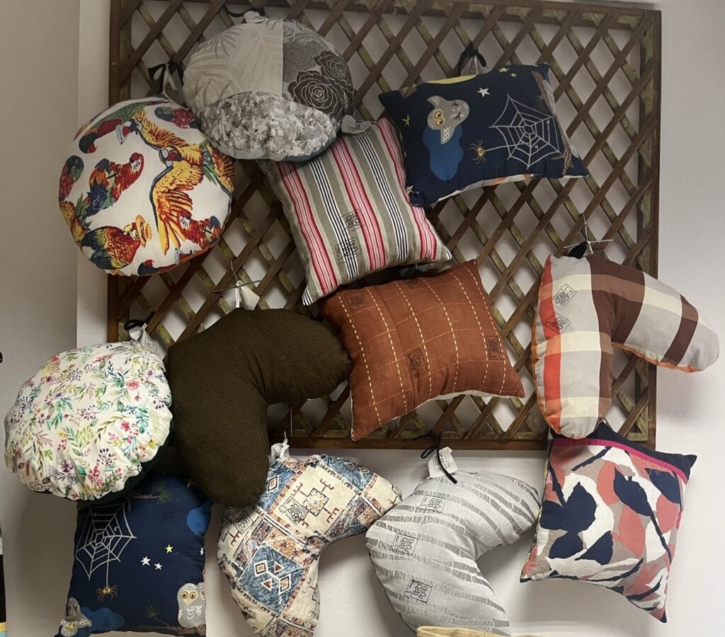 Coixí (SIT CUL) de tela i farcit reutilitzat, amb diferents formes, tamanys i estampats -UPCYCLED CARTAES- - Imatge 5