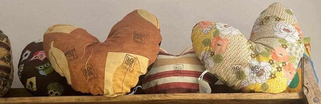 Coixí (SIT CUL) de tela i farcit reutilitzat, amb diferents formes, tamanys i estampats -UPCYCLED CARTAES- - Imatge 6