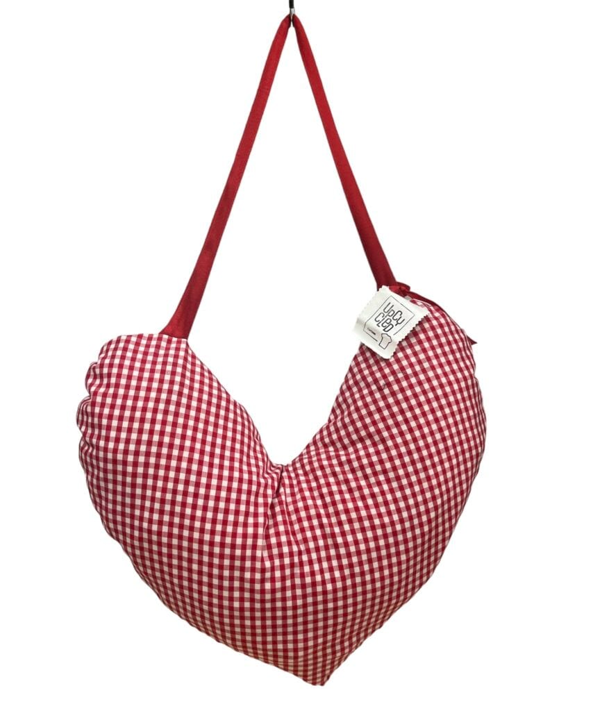 Coixí (SIT CUL) de tela i farcit reutilitzat, amb forma de cor -UPCYCLED CARTAES-