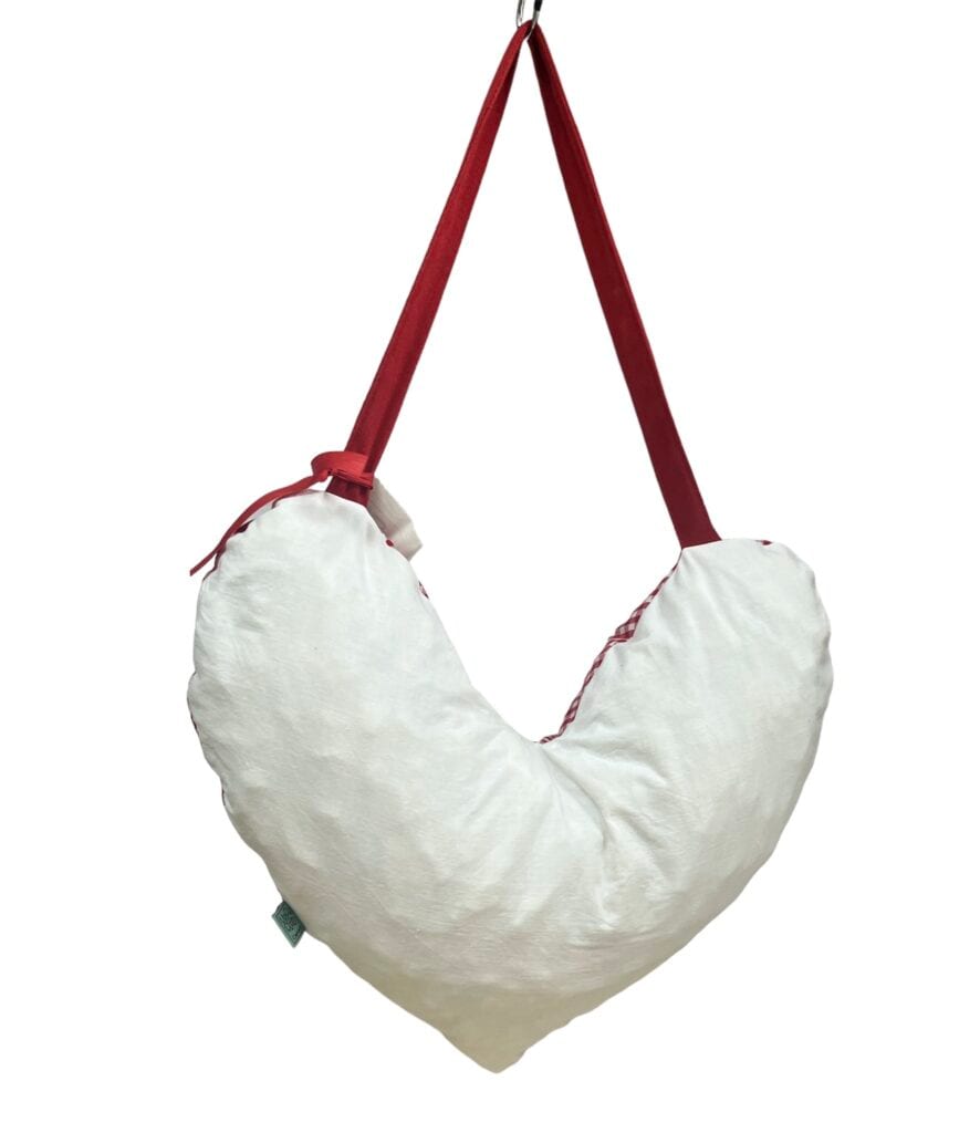 Coixí (SIT CUL) de tela i farcit reutilitzat, amb forma de cor -UPCYCLED CARTAES- - Imatge 2