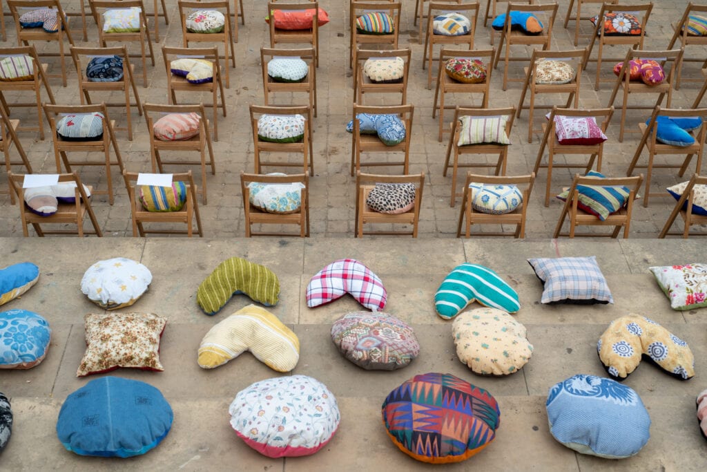 Coixí (SIT CUL) de tela i farcit reutilitzat, amb diferents formes, tamanys i estampats -UPCYCLED CARTAES- - Imatge 2