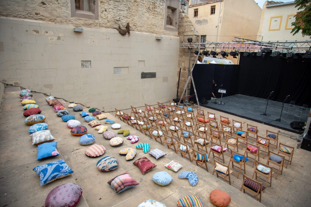 Coixí (SIT CUL) de tela i farcit reutilitzat, amb diferents formes, tamanys i estampats -UPCYCLED CARTAES-