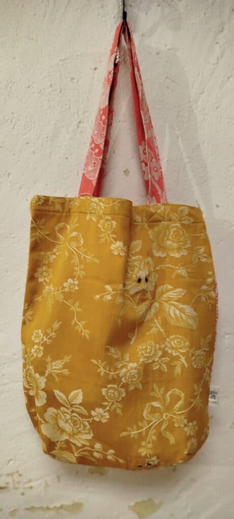 Bossa Tote Bag de tela reutilitzada “col·lecció tela de matalàs” -UPCYCLED CARTAES 2 Bossa Tote Bag de tela reutilitzada “col·lecció tela de matalàs” -UPCYCLED CARTAES - Imatge 2