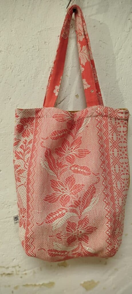 Bossa Tote Bag de tela reutilitzada “col·lecció tela de matalàs” -UPCYCLED CARTAES 1 Bossa Tote Bag de tela reutilitzada “col·lecció tela de matalàs” -UPCYCLED CARTAES