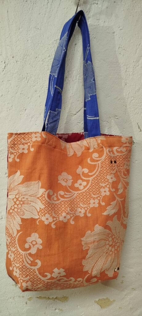 Bossa Tote Bag de tela reutilitzada “col·lecció tela de matalàs” -UPCYCLED CARTAES- 2 Bossa Tote Bag de tela reutilitzada “col·lecció tela de matalàs” -UPCYCLED CARTAES- - Imatge 2