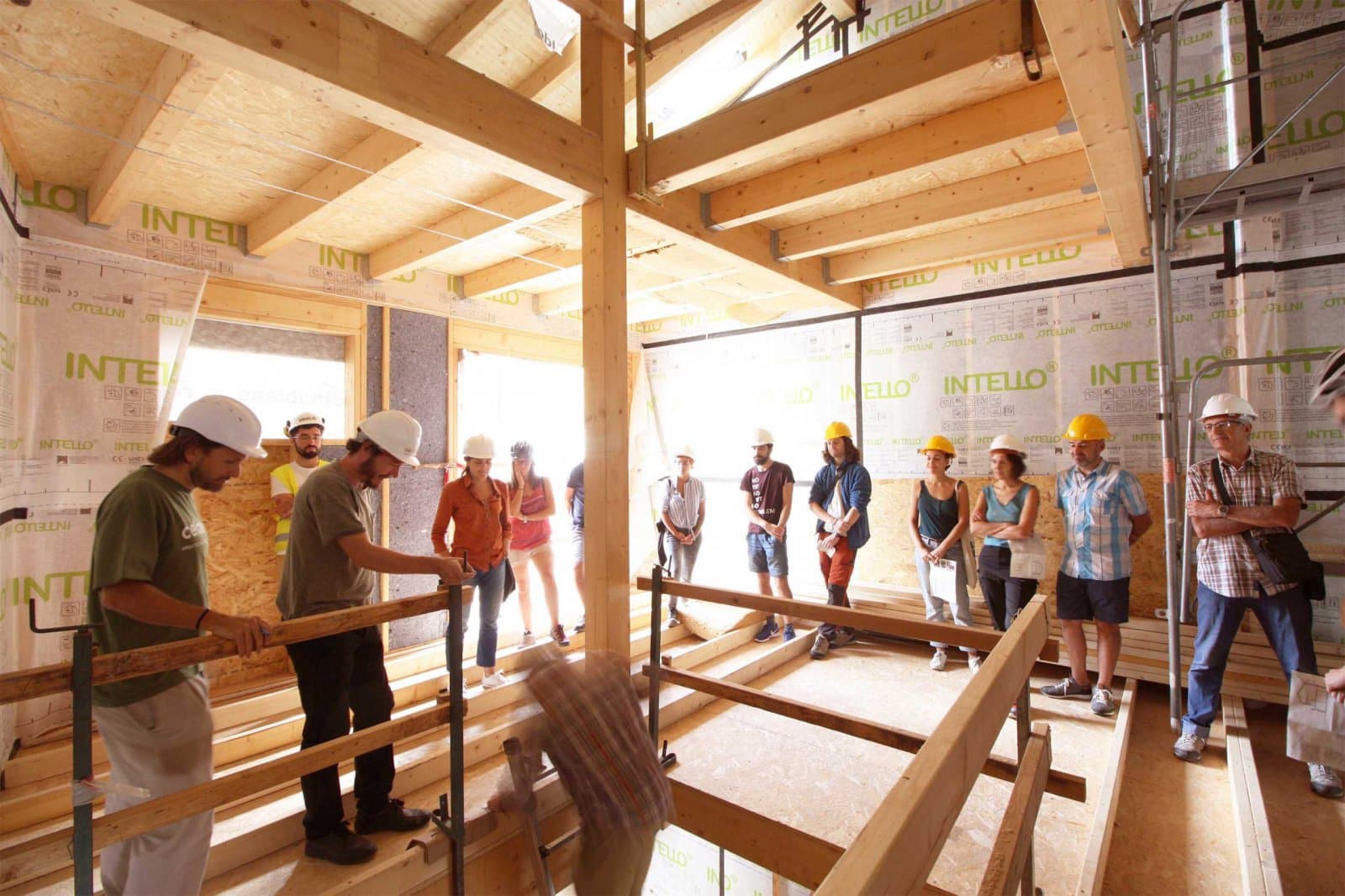 Formació i divulgació en arquitectura ecològica i dret a l'habitatge