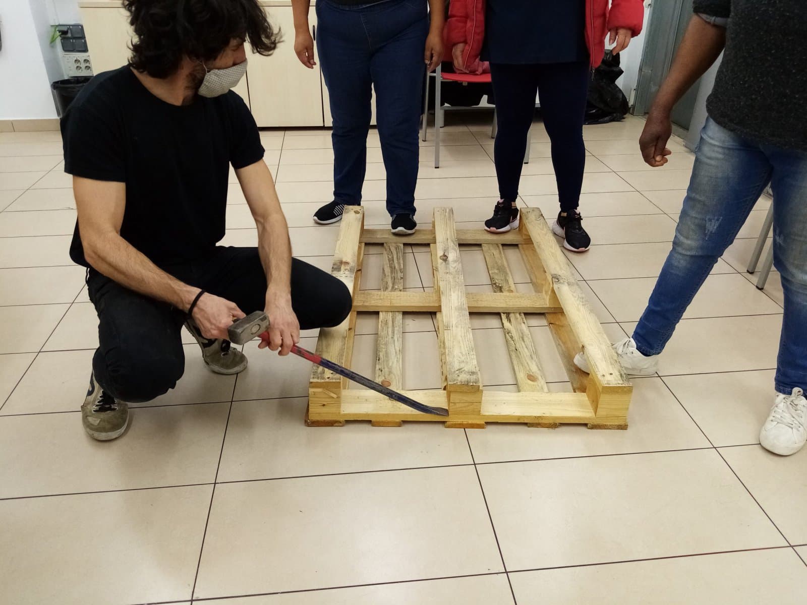 Formació en jardineres amb fusta reaprofitada