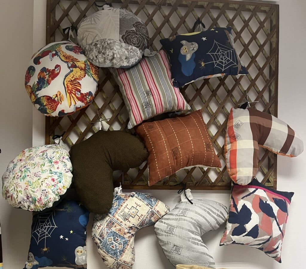 Coixí (SIT CUL) de tela i farcit reutilitzat, amb diferents formes, tamanys i estampats -UPCYCLED CARTAES- - Imatge 5