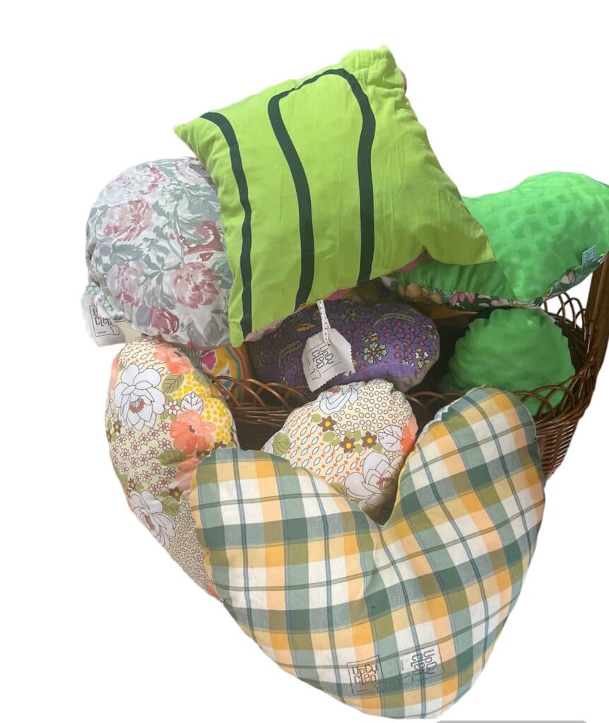 Coixí (SIT CUL) de tela i farcit reutilitzat, amb diferents formes, tamanys i estampats -UPCYCLED CARTAES- - Imatge 3